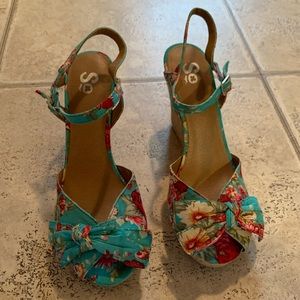 SO espadrille peep toe floral wedges, size 9 NWOT